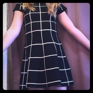 BLACK AND WHITE DRESS.